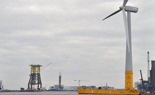 Une éolienne marine sur une barge, à Saint-Nazaire.