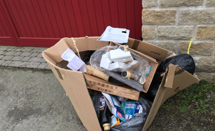 Le tas de déchets a été déposé devant le domicile de la contrevenante.