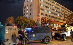 La police turque a annoncé samedi avoir abattu un suspect et en avoir blessé un autre après des tirs de roquettes la veille au soir sur des bâtiments appartenant à la direction nationale de la police à Ankara qui n'ont fait pas de victimes.