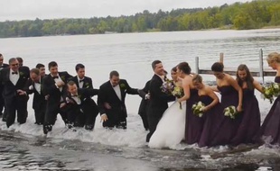 Capture d'écran de la vidéo du mariage de Dan et Jackie Anderson, qui ont fini les pieds dans l'eau avec leurs invités.