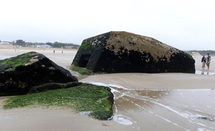 Des blockhaus nazis émergés sur la plage de Soulac, le 13 août 2015.