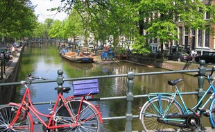 Une vue d'Amsterdam et des traditionnels vélos