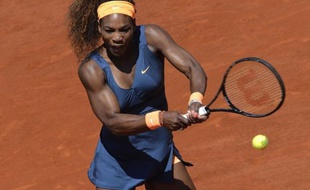L'Américaine Serena Williams, N.1 mondiale, s'est qualifiée pour les demi-finales, en battant mardi la Russe Svetlana Kuznetsova en trois sets 6-1, 3-6, 6-3.