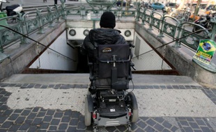 Les députés socialistes, les écologistes et l'UDI ont appelé mardi le gouvernement à revoir sa copie sur le nouveau mode de calcul de l'allocation adulte handicapé (AAH) prévu dans le projet de budget 2016