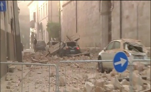 Une rue de Norcia, en Italie, après le tremblement de terre survenu le 30 octobre 2016. Capture d'écran d'un reportage de la chaîne italienne Sky.