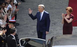 Le Premier ministre démissionnaire Jean-Marc Ayrault salue les personnels de Matignon, le 1er avril 2014.