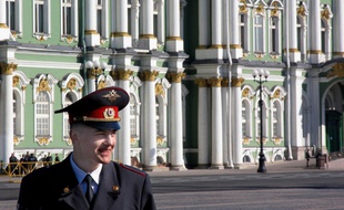 Un officier russe, devant le Palais d'Hiver de Saint-Pétersbourg (photo d'illustration).