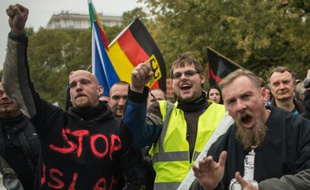 Des opposants à l'accueil des migrants manifestent à Prague le 28 octobre 2015