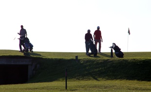 Illustration de joueurs de golf, ici à Saint-Briac, en Ille-et-Vilaine.