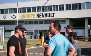 Des salariés à la Fonderie de Bretagne, usine du groupe Renault à Caudan dans le Morbihan, le 26 mai 2020. Avec trois autres usines Renault en France, l'usine est menacée de fermeture.