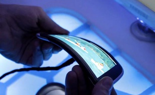 Le Nokia Kinetic, un prototype d'écran flexible intégré à un smartphone.