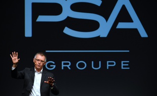 Le patron de PSA, Carlos Tavares, devant le nouveau logo du groupe automobile, à Paris le 5 avril 2016