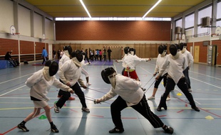 Le Quesnoy, le 16 décembre 2010. Le lycée Eurène Thomas est un des premiers en France à expérimenter le nouveau rythme scolaire : cours le matin et activités l'après midi comme la musique, l'escrime ou des cours de secourisme.