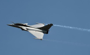 Un avion Rafale français, lors d'une démonstration au Aero India 2013 à Bangalore, dans le sud de l'Inde, le 6 février 2013