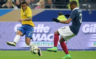 Le Brésilien Danilo (à gauche) face à la France