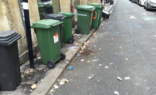 Le petit garçon a trouvé l'obus posé à côté d'une poubelle.