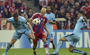 Arjen Robben s'infiltre dans la défense de Manchester City le 17 septembre 2014.