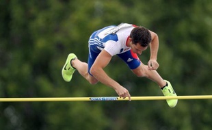 Le perchiste français Renaud Lavillenie, opéré début décembre d'une fracture de la main gauche, devra encore patienter deux semaines avant de pouvoir reprendre l'entraînement, a-t-il indiqué mercredi.