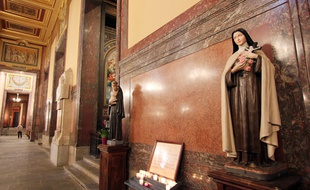 Illustration de statues religieuses, ici dans la cathédrale de Rennes.