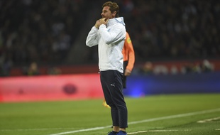 André Villas-Boas, tentant désespérément de siffler la fin du classico au bout de 30 minutes de jeu
