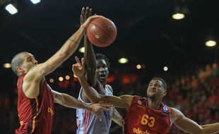 Strasbourg, le 22 avril 2016. - Le Strasbourgeois Bangaly Fofana à la lutte avec deux joueurs de Galatasaray en finale aller de l'Eurocoupe au Rhenus.