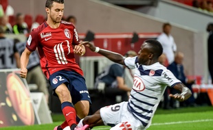 Sébastien Corchia à la lutte avec Maxime Poundjé lors du match aller entre Lille et les Girondins, en août 2015.