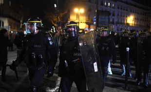 Des CRS place de la Chapelle, à Paris, le 17 janvier 2020, alors que des manifestants se sont rassemblés devant le théâtre des Bouffes du Nord, où se trouvait Emmanuel Macron.