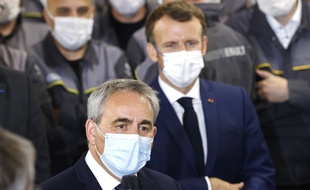 Xavier Bertrand et Emmanuel Macron devant des salariés de Renault, à Douai le 28 juin 2021 (illustration).