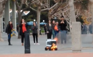 Un robot Kiwibot a pris feu près de l'université de Berkeley.