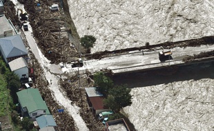 Après le passage du typhon, la rivière a porté des débris de bois flottants jusque devant les habitations à Iwaizumi, dans le Nord-Est du Japon, le 31 août 2016.