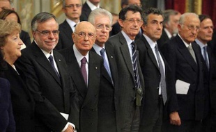 Mario Monti et son nouveau gouvernement prêtent serment à Rome, en présence du président Giorgio Napolitano, le 16 novembre 2011.