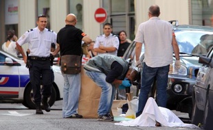 Experts et policiers autour du corps de l'homme abattu par un bijoutier le 11 septembre 2013 à Nice