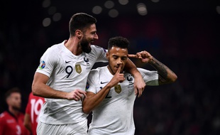 Corentin Tolisso félicité par Olivier Giroud face à l'Albanie.