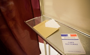Dans un isoloir, à Toulouse. Archives