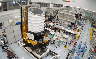 Le satellite et son impressionnant télescope de 3,5 m de haut, jeudi à Cannes