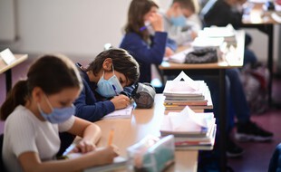 Des élèves font leur rentrée masqués à l'école Françoise-Giroud de Vincennes, le 1er septembre 2020.
