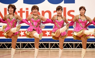 Un groupe de Nippones d'âge respectable s'entraînent à être pompom girls chaque semaine
