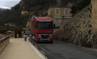 Les opposants à ladéviation parlent de 200 poids lourds par jour et ses défenseurs d'un maximum de 350 par jour.