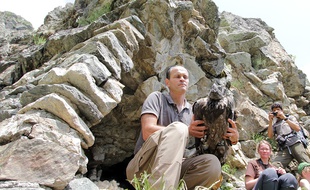 Les deux poussins, montés à dos d’homme, ont été installés dans leur grotte.