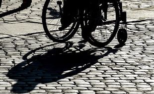 Une personne en fauteuil roulant.