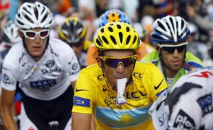 Les coureurs du Tour de France, Alberto contador, en jaune, et ses poursuivants, lors de la 16e étape du Tour, le 21 juillet 2009.