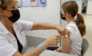 Vaccination d'une pré-adolescente en Israël, illustration