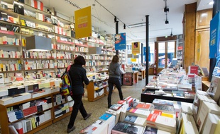 Le livre papier reste une consécration pour les écrivains.