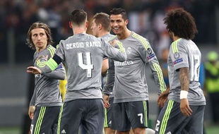 Ronaldo fête son but avec ses partenaires lors de la victoire du Real Madrid à Rome le 17 février 2016.