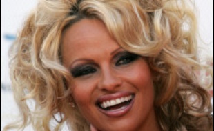 La star d'origine canadienne Pamela Anderson s'est associée mardi à la protestation contre la chasse aux phoques au Canada, qu'elle a qualifiée de "barbare", dans une lettre adressée au Premier ministre Stephen Harper.