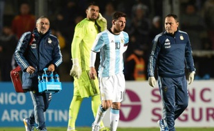 Lionel Messi quitte la pelouse lors du match amical Argentine - Honduras, le 27 mai 2016 à San Juan (Argentine)
