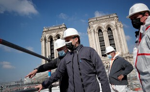 Emmanuel Macron sur les toits de la cathédrale Notre-Dame de Paris, le 15 avril 2021.