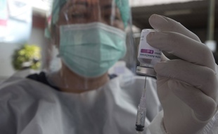 Préparation d'une dose du vaccin d'AstraZeneca (illustration).