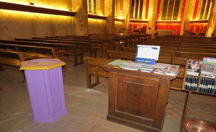 Pendant les vacances de Noël, la mairie de Puteaux a donné de drôles de couleurs à la vieille église de Puteaux... Sans consulter les paroissiens.