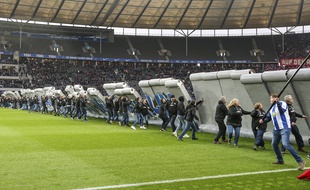 Un Mur a été érigé sur la pelouse du stade olympique de Berlin pour célébrer les 30 ans de la chute du Mur, le 9 novembre 2019.